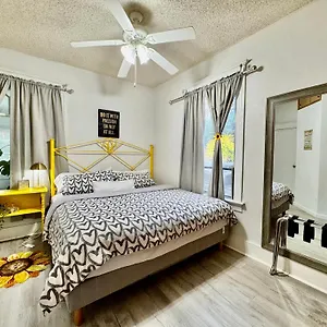 With 2 Bedrooms A King Bed Queen Bed And An Extra Sofa Bed Located 10 Minutes From Seatac Airport And 20 Minutes From Downtown Holiday home
